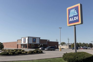 Frankfort - Ekim 2021: Aldi İndirim Süpermarket. Aldi, üretim, et ve süt ürünlerini indirimli fiyatlara satıyor..