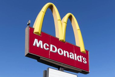 Frankfort - Ekim 2021: McDonald 's Restoranı. McDonald 's artık asgari ücret zamlarına karşı lobi yapmayacak ve daha yüksek saatlik ücret, ücretli izin, yedek çocuk bakımı ve okul taksitleri öneriyor..