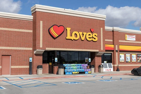 Frankfort - Ekim 2021: Love 's Travel Stop benzin istasyonu ve bakkal. Aşk 500 'den fazla kamyon durağı işletiyor ve restoranları geziyor..