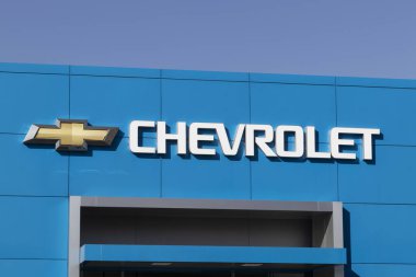 Indianapolis - Ekim 2021: Chevrolet araba ve SUV bayiliği. Chevy, General Motors 'un bir bölümüdür ve Silverado, Traverse ve Equinox üretir..