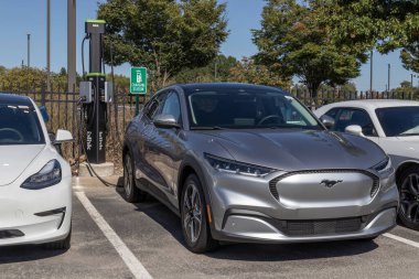 Indianapolis - Ekim 2021: Ford Mustang Mach-E SUV sergisi. Mustang Mach-E Ford 'un ilk elektrik geçişi ve 480 km' lik bir menzile sahip..