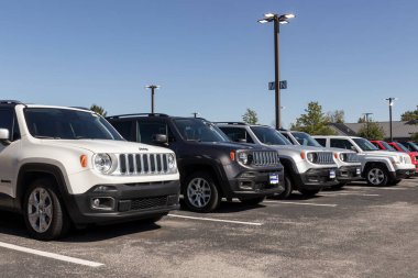 Indianapolis - Ekim 2021: CarMax Oto galerisi Jeep sergisi. CarMax, ABD 'deki en büyük ikinci el ve ikinci el araba satıcısıdır..