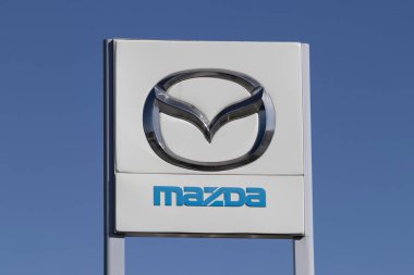 Indianapolis - Ekim 2021: Mazda otomobil ve SUV bayiliği. Mazda, motorun geliştirilmesinde ön saflarda yer aldı. Modeller arasında dönemeç ve modern hibrit motorlar da vardı..