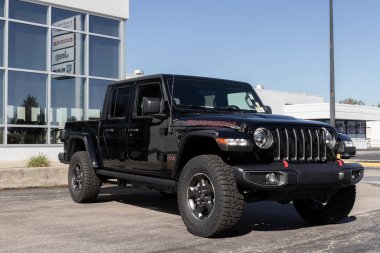 Indianapolis - Ekim 2021: Jeep Gladyatör bir Jeep Ram satıcısında sergileniyor. FCA 'nın Stellantis yan kuruluşları Chrysler, Dodge, Jeep ve Ram' dır..