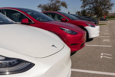 Indianapolis - Ekim 2021: Tesla EV elektrikli araçlar sergilenmektedir. Tesla ürünleri arasında elektrikli arabalar, batarya enerji deposu ve güneş panelleri yer alıyor.