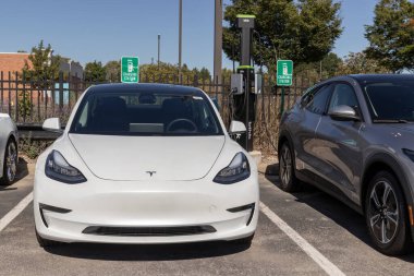 Indianapolis - Ekim 2021: Tesla EV elektrikli araç Blink EV şarj aletinde sergileniyor. Tesla ürünleri arasında elektrikli arabalar, batarya enerji deposu ve güneş panelleri yer alıyor.