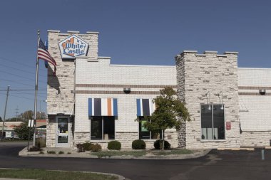 Indianapolis - Ekim 2021: White Castle Hamburger fast food restoranı. Beyaz Kale 2 'ye 2 inç kaydırma servisi.