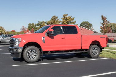 Kokomo - Ekim 2021: Ford F-350 bir galeride sergileniyor. Ford F350 XL, XLT, Lariat, King Ranch ve Platinum modellerinde mevcuttur..