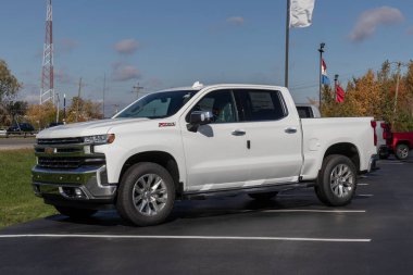 Kokomo - Ekim 2021: Chevrolet Silverado sergisi. Chevy Silverado 'ya WT, Gümrük, Özel Yol Patronu, LT, RST, LT Trail Boss, LTZ ve High Country modelleri sunar..