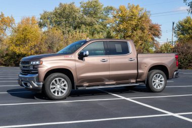 Kokomo - Ekim 2021: Kullanılmış Chevy Silverado sergileniyor. Mevcut tedarik sorunlarıyla, Chevrolet yedek parça beklerken sertifikalı kontörlü araç satışlarına güveniyor.