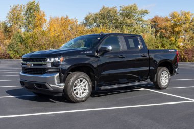 Kokomo - Ekim 2021: Kullanılmış Chevy Silverado sergileniyor. Mevcut tedarik sorunlarıyla, Chevrolet yedek parça beklerken sertifikalı kontörlü araç satışlarına güveniyor.