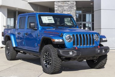 Kokomo - Ekim 2021: Jeep Gladyatör bir Jeep Ram satıcısında sergileniyor. FCA 'nın Stellantis yan kuruluşları Chrysler, Dodge, Jeep ve Ram' dır..