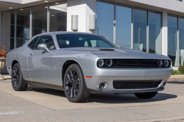 Kokomo - Ekim 2021: Dodge Challenger sergisi. Dodge Challenger, Stellantis 'in bir ürünüdür ve SXT, GT, R / T, R / T Scat Pack ve SRT Hellcat modelleri ile satılmaktadır..