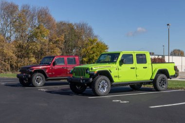 Kokomo - Ekim 2021: Jeep Gladyatör bir Jeep Ram satıcısında sergileniyor. FCA 'nın Stellantis yan kuruluşları Chrysler, Dodge, Jeep ve Ram' dır..
