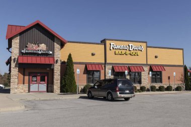 Fishers - Kasım 2021: Ünlü Dave 'in Bar-B-Que barbekü restoranı. Ünlü Daves, BBQ Holding 'in yan kuruluşu..