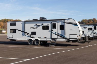 Peru - Kasım 2021: Coachmen RV 'den Freedom Express Travel Trailer.