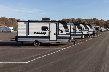 Peru - Kasım 2021: Zinger Fifth Wheel Travel Trailers. Zinger RV CrossRoads 'un bir yan kuruluşu ve beşinci tekerlek römorkları üretiyor..