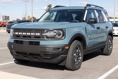 Muncie - Kasım 2021: Ford Bronco bir galeride sergileniyor. Broncos bir temel modelle sipariş edilebilir ya da Ford 'un sokak ve off-road kullanımı için 200' e kadar aksesuarı vardır..