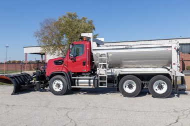 Anderson - Yaklaşık Kasım 2021: Yük gemisi Mesleki Şiddetli Görev 108SD damperli kamyon ve kar küreme aracı. Yük gemisi Kuzey Amerika 'da Daimler Trucks' a ait..