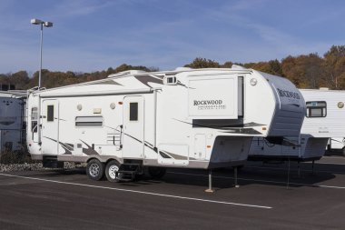 Peru - Kasım 2021: Rockwood Travel Travel 'ın beşinci tekerleği. Rockwood karavanı, Forest River RV ve Berkshire Hathaway 'in yan kuruluşudur..
