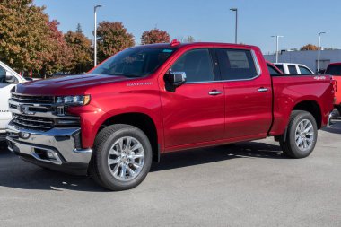 Anderson - Kasım 2021: Chevrolet Silverado sergisi. Chevy Silverado 'ya WT, Gümrük, Özel Yol Patronu, LT, RST, LT Trail Boss, LTZ ve High Country modelleri sunar..