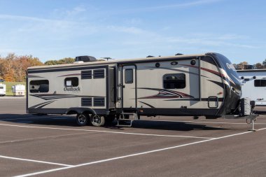 Peru - Kasım 2021: Keystone Karavan Servisi beşinci teker ve seyahat karavanları. Keystone karavanı Thor Endüstri 'nin bir yan kuruluşu ve lüks karavanlar ve beşinci tekerlek römorkları üretiyor..