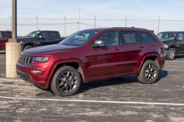 Peru - Kasım 2021: Chrysler bayiliğinde Grand Cherokee Jeep sergisi. FCA 'nın Stellantis yan kuruluşları Chrysler, Dodge, Jeep ve Ram' dır..