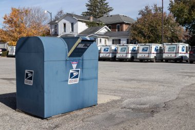 Peru - Kasım 2021: USPS Posta Kamyonları. Postane posta dağıtımından sorumludur..