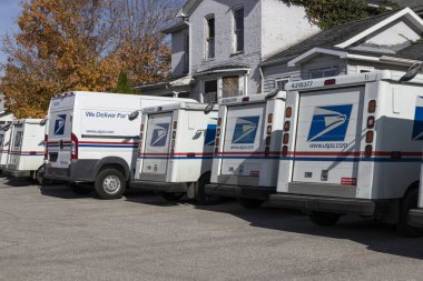 Peru - Kasım 2021: USPS Posta Kamyonları. Postane posta dağıtımından sorumludur..