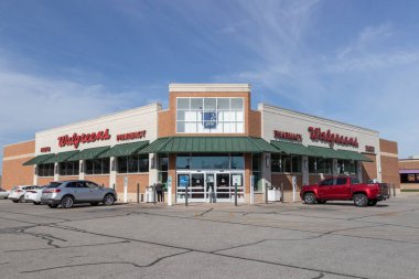 Peru - Kasım 2021: Walgreens Eczanesi ve Mal Konumu. Walgreens, ABD 'deki en büyük ikinci eczane zinciri olarak faaliyet göstermektedir..