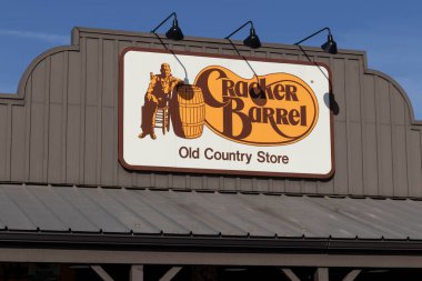 Indianapolis - Aralık 2020: Cracker Barrel Old Country Store Lokasyonu. Cracker Barrel Ev Yemeği Sunar.