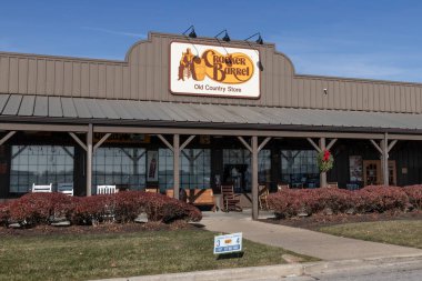 Indianapolis - Aralık 2020: Cracker Barrel Old Country Store Lokasyonu. Cracker Barrel, Sosyal Mesafe Arasında kaldırım kenarı teslimatı sunuyor.