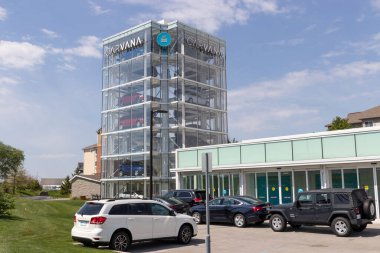 Indianapolis - Mayıs 2021: Carvana otomobil otomatı kullandı. Carvana sadece ön lisanslı ve kullanılmış bir otomobil satıcısıdır..