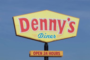 Indianapolis - Aralık 2020: Denny 'nin hızlı gündelik restoran ve lokantası. Dennys nesillerdir gece yemeklerinin gözdesidir..