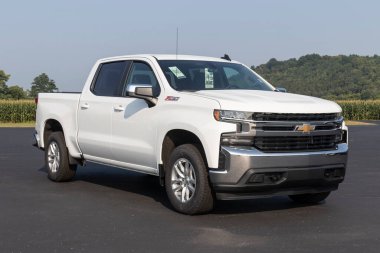 Batı Harrison - Ağustos 2021 Chevrolet Silverado 1500. Chevy, GM 'nin bir bölümüdür ve WT, Gustom, Custom, Gustom Trail Boss, LT, RST, LT Trail Boss, LTZ ve High Country modellerinde Silverado 1500 vermektedir..