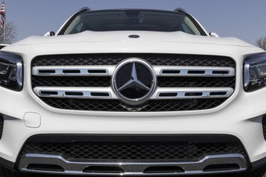 Lafayette - Nisan 2021: Mercedes-Benz bayiliği. Mercedes-Benz küresel otomobil üreticisi ve Daimler AG 'nin bir bölümü..