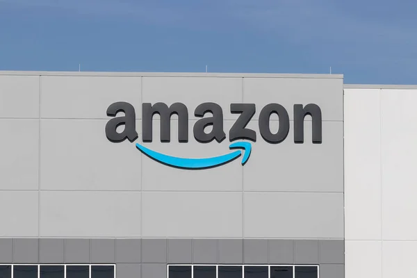 Greenfield Circa 2020年12月 Amazon Comフルフィルメントセンター Amazonは米国最大のインターネットベースの小売業者であり プライムデーを祝う — ストック写真