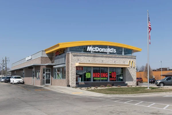 Lafayette Circa April 2021 Mcdonald Restaurant Mcdonald Offering Curbside Pickup — Stock Photo, Image