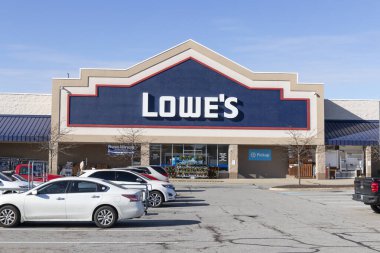FT Wayne, Kasım 2021 'de Lowe' un Ev Geliştirme Deposu. Lowe 's Kuzey Amerika' da perakende ev geliştirme ve teçhizat mağazaları işletiyor..