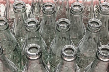 Indianapolis - Kasım 2021: Geleneksel kola şişeleri üst üste. Coca Cola 1915 'ten beri patentli kola şişesi kullanıyor..