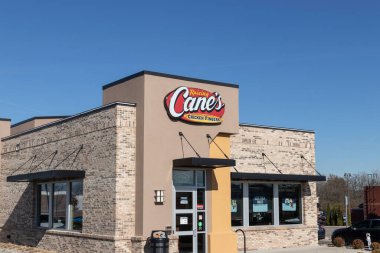 Beavercreek - Kasım 2021: Raising Cane 's Chicken Fingers restoranı. Raising Cane 's Baton Rouge' da kuruldu..