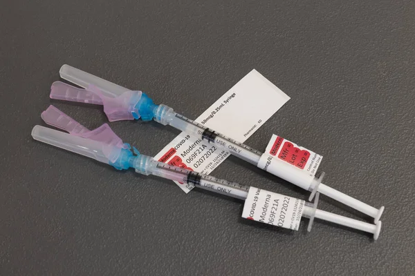 インディアナポリス Circa 2021年11月 Covid 19ワクチンブースター注射器または皮下注射針 すべての大人のためのCovid 19ブースターが推奨されました — ストック写真