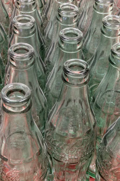 Индианаполис Ноябрь 2021 Года Традиционные Бутылки Кокса Подряд Coca Cola — стоковое фото