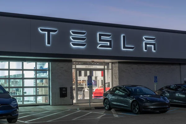 Indianapolis 2021 November Tesla Elektromos Járművek Kijelzőn Tesla Termékek Közé — Stock Fotó