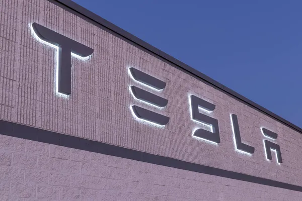 Indianapolis Kasım 2021 Tesla Elektrikli Araç Logosu Tesla Ürünleri Arasında — Stok fotoğraf