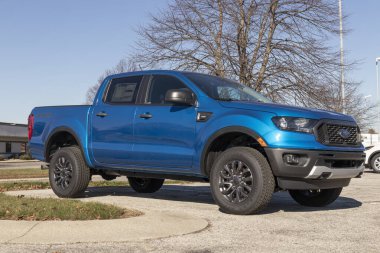 Fishers - Kasım 2021: Ford Ranger kamyonet sergisi bir galeride. Ranger isim plakası Ford tarafından satılan birçok hafif kamyon modelinde kullanıldı..