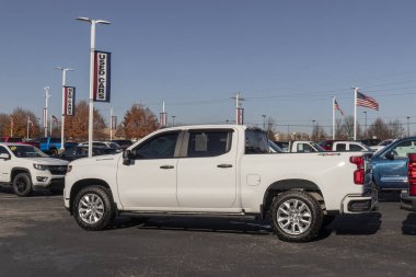Noblesville - Kasım 2021: kullanılmış Chevy Silverado sergileniyor. Mevcut tedarik sorunlarıyla, Chevrolet yedek parça beklerken sertifikalı kontörlü araç satışlarına güveniyor.