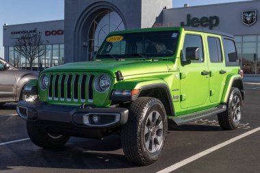 Noblesville - Kasım 2021: Kullanılmış Jeep Wrangler sergileniyor. Mevcut tedarik sorunlarıyla, Jeep yedek parça beklerken sertifikalı kontörlü araç satışlarına güveniyor.