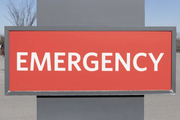 地元の病院の緊急入院標識が赤く表示されます — ストック写真