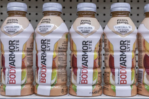 Indianapolis - Aralık 2021: Bodyarmor spor içeceği sergisi. Bodyarmor, Vanessa Bryant ve Mike Trout 'un sahip olduğu azınlık hisseleriyle Coca Cola' nın yan kuruluşu..